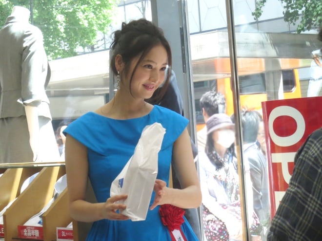 洋服の青山 新宿西口に初出店 World Orderがゲリラダンス