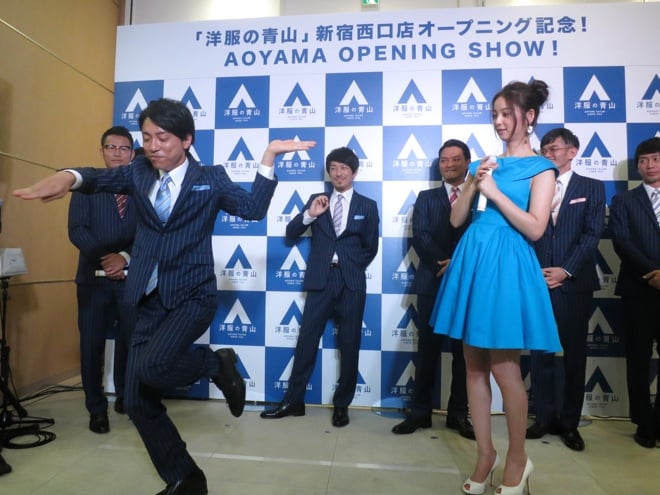 洋服の青山 新宿西口に初出店 World Orderがゲリラダンス