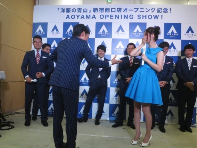 洋服の青山 新宿西口に初出店 World Orderがゲリラダンス