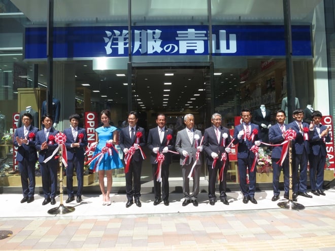 洋服の青山 新宿西口に初出店 World Orderがゲリラダンス