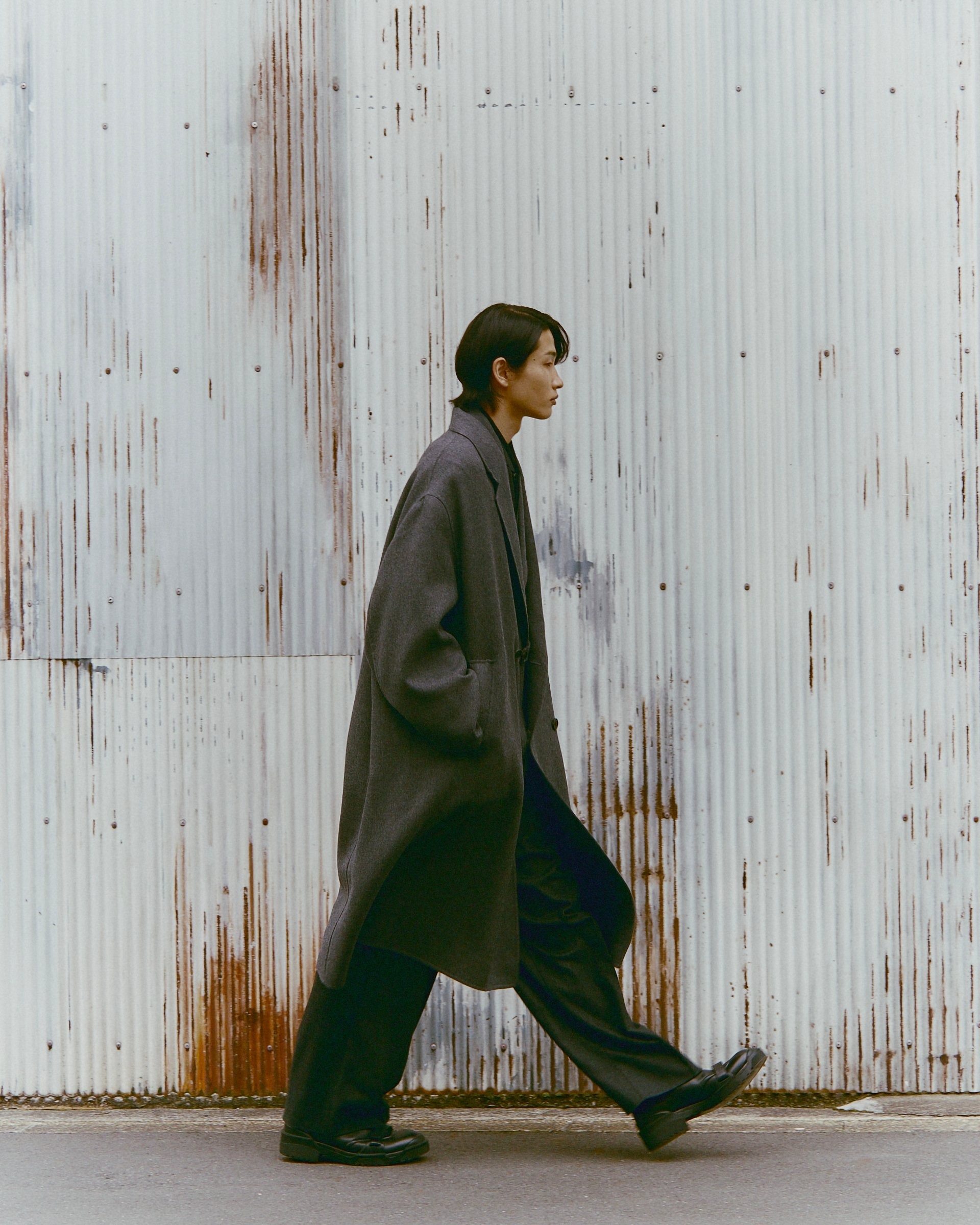 ノノットの洋服を着たモデル