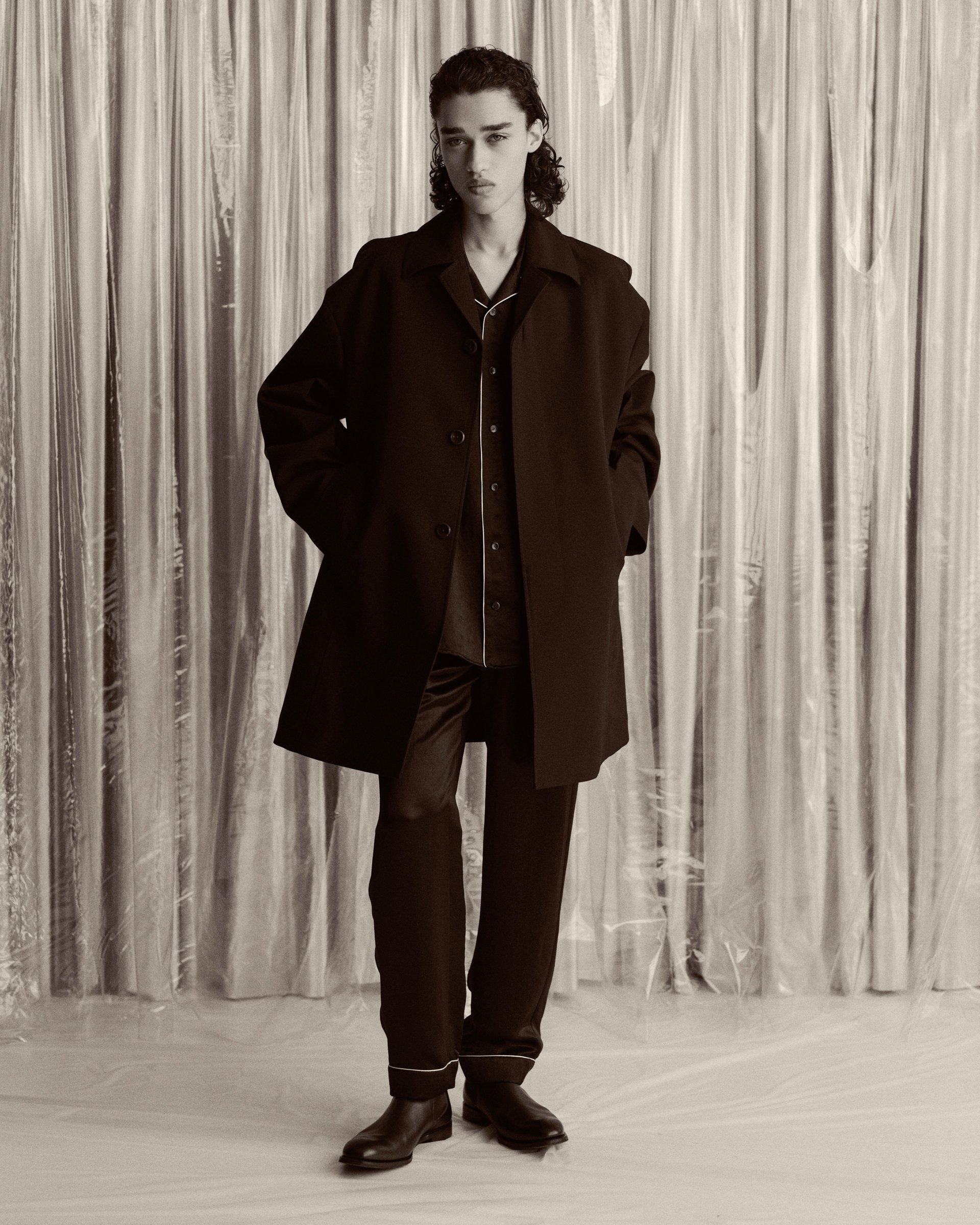 ティーエイチプロダクツの洋服を着た男性モデル