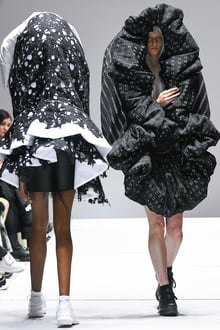 COMME des GARÇONS 2023年秋冬コレクションコレクション | パリ | 画像62枚 - FASHIONSNAP.COM