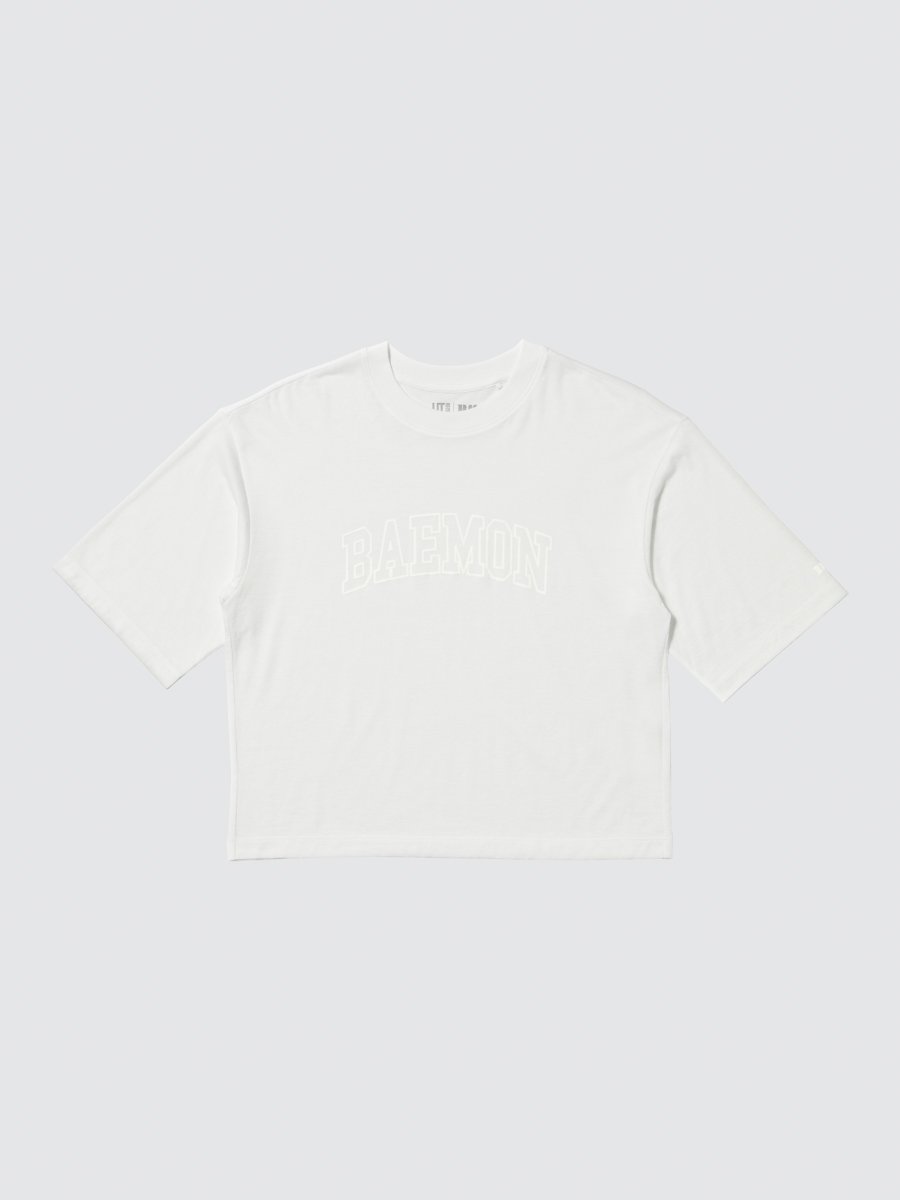 BABYMONSTER 聯名系列：白色設計款 T 恤與 BATTER UP 字樣