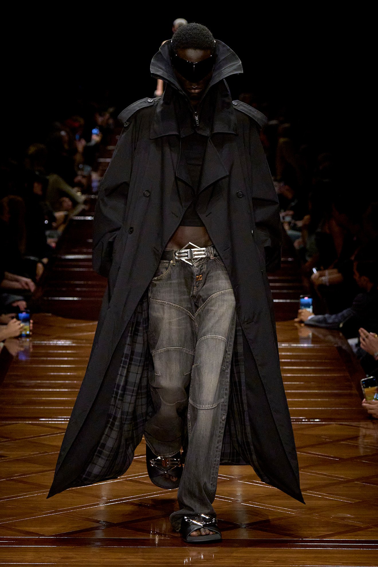 今季の前に、2025SSファッションをチェック。 BALENCIAGA Summer