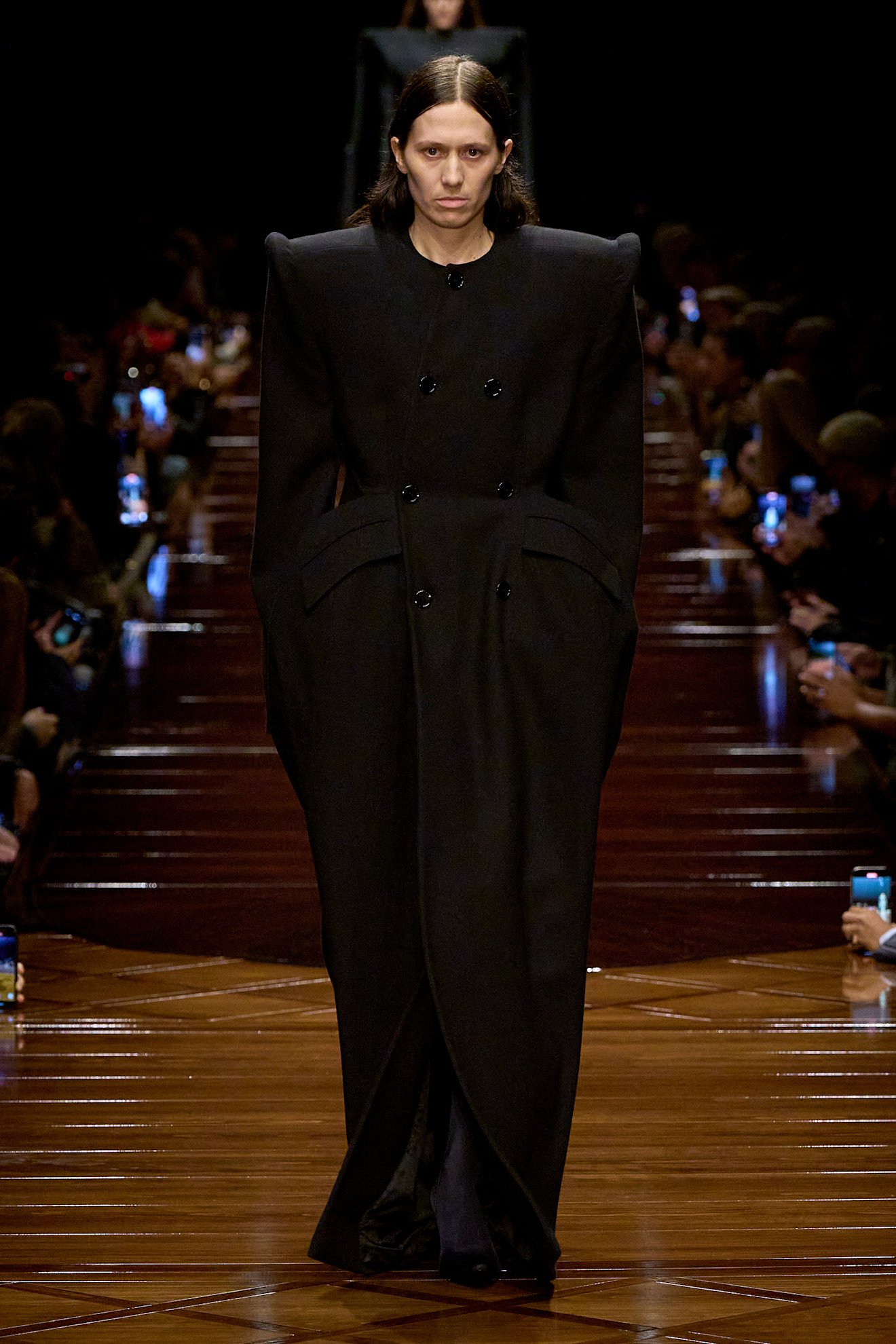 今季の前に、2025SSファッションをチェック。 BALENCIAGA Summer