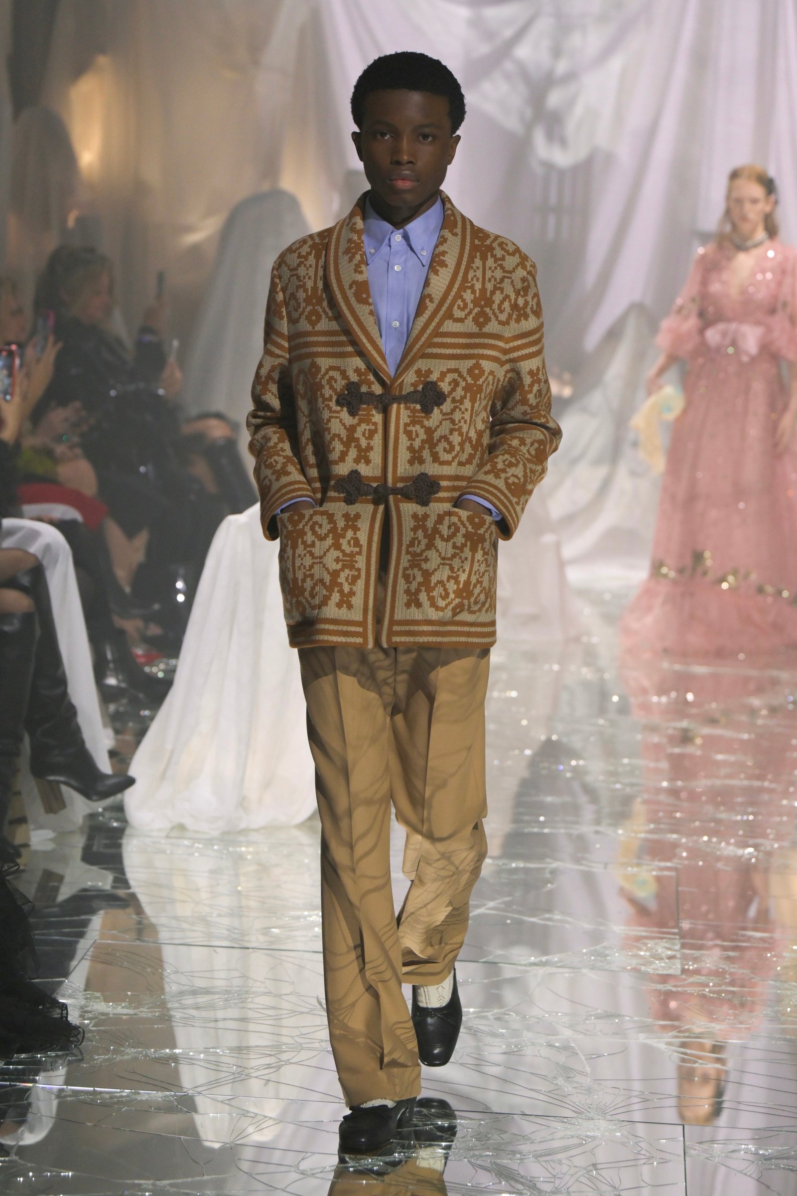今季の前に、2025SSファッションをチェック。 VALENTINO（肆） - 靴と 