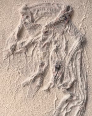 砂に埋もれた洋服