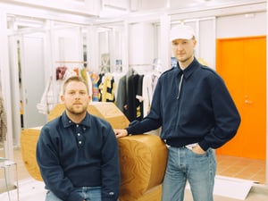 「ステファン クック」クリエイティブディレクターのジェイク・バートとステファン・クックのポートレート