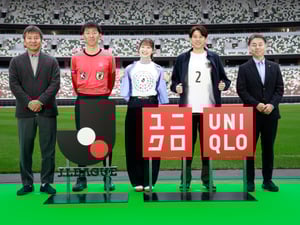 ユニクロとJリーグのパートナーシップ締結会見登壇者の画像