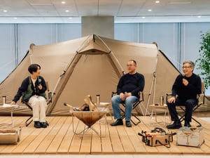 左からイモトアヤコさん、山井太スノーピーク会長執行役員、水口貴文社長執行役員の画像