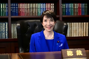 ロイヤルブルーのスーツを着こなす高市早苗自民党新総裁