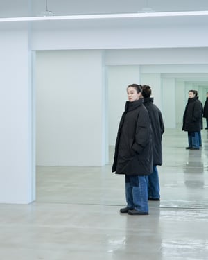 テアトラのアウターを着用した女性モデル