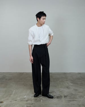 リラクスの洋服を着たモデル