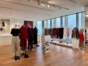 「ユニクロ：シー」2026年春夏展示会画像