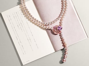 短編小説の冊子とジュエリー