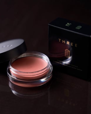 THREE �� FETICO �����ȩ`�󥫥�`�������`�� F01 BLOOM WHISPER�λ���