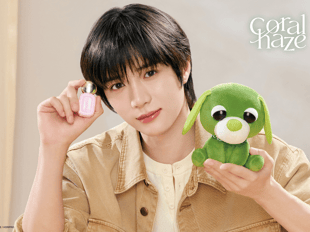 ぬいぐるみとリップを持った男性