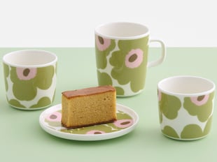 イエローグリーンとピンクの柄をあしらったテーブルウェア