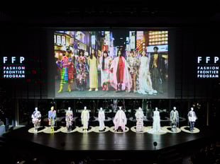 ステージに並んだファイナリストの作品