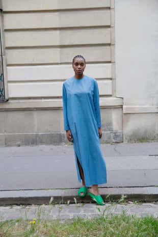 「オーメ」の2025年春夏コレクションのワンピースを着た黒人女性モデル