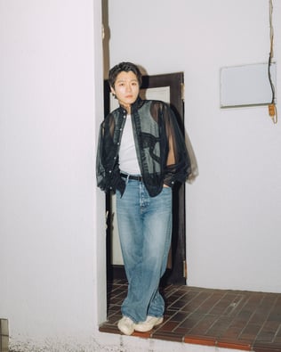 ヴィヴィアーノの洋服を着たモデル