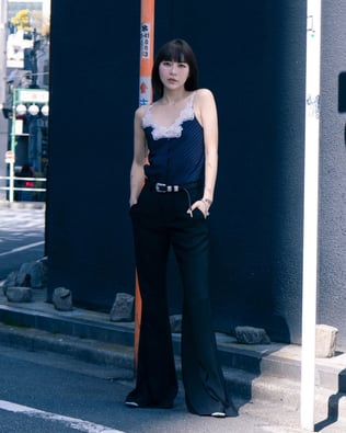 カナコサカイの服を着たモデル