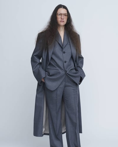 アンスクリアの洋服を着たモデル