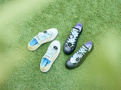 フラワーチャーム付きのシューズ