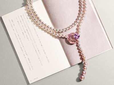 短編小説の冊子とジュエリー