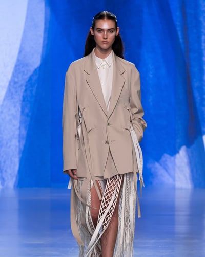 イレニサの洋服を着用した女性モデル