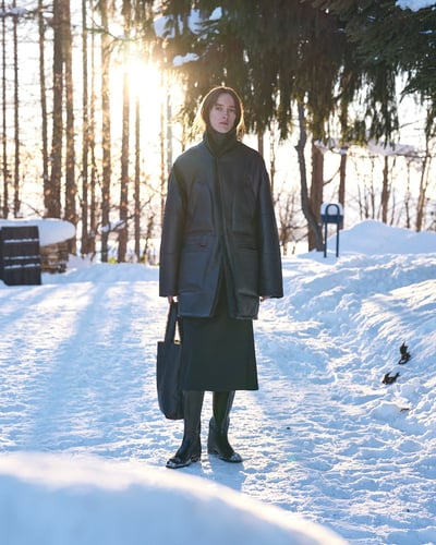 ポステレガントの洋服を着たモデル