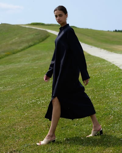 ポステレガントの洋服を着たモデル