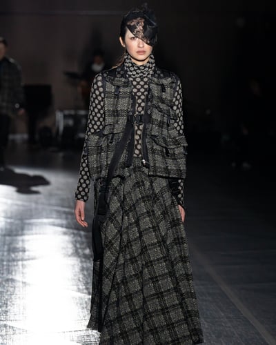 タナカの洋服を着た女性モデル