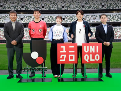 ユニクロとJリーグのパートナーシップ締結会見登壇者の画像