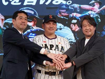 記者会見に登壇した井口資仁 侍ジャパン監督(中央)、久保田伸一ニューバランスジャパン社長(右)、高橋渉NPBエンタープライズ社長の画像