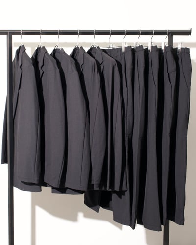 テアトラのGHOST CODEのジャケットとパンツ