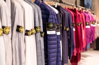 ストーンアイランド　ロゴ