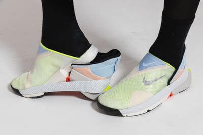 ナイキ フライイーズ ハンズフリー