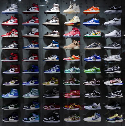 スニーカー　人気　メンズ