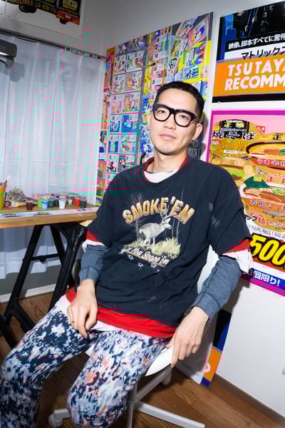 自宅兼作業部屋に座る李漢強