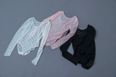 アンビギュアスのレースボディスーツ