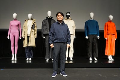 Goldwin 0のアパレル商材のマネキンを背景に撮影に応じたゴールドウイン渡辺貴生社長