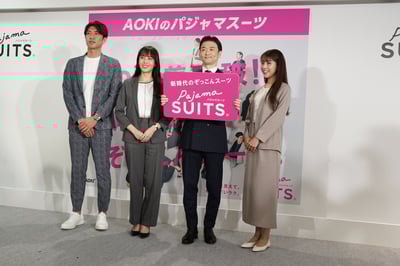 スーツを着た男性2人と女性2人