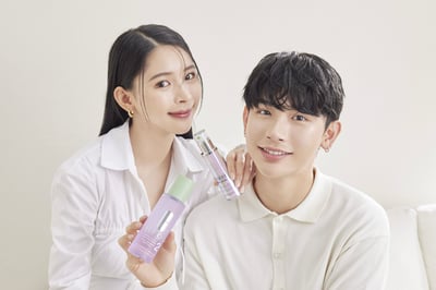 クリニーク製品を手に持つよしあきとミチ