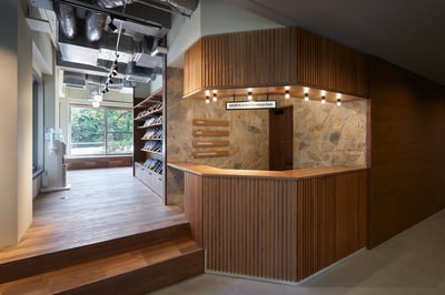 受付が見えるエントランス