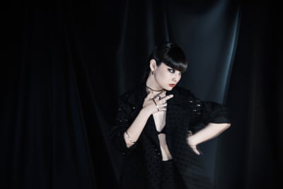 ポーズをとる女性