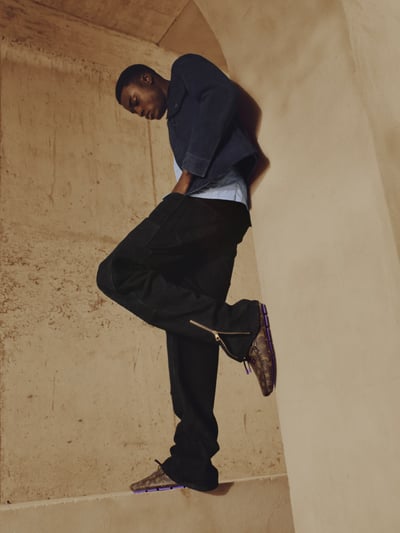 ドライビングシューズを着用したモデル