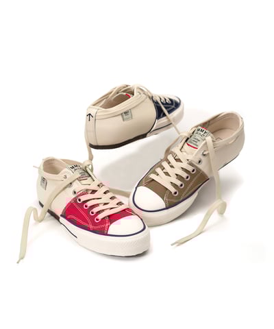 3足並んだシューズ