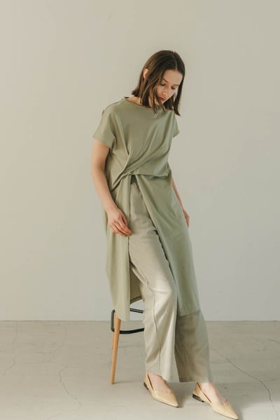 松本ゆりなが手掛ける「マノフ」着用画像